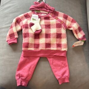 Mini Threads 4 piece fleece top sweatsuit/socks/ bow hairband set. 12 months NWT